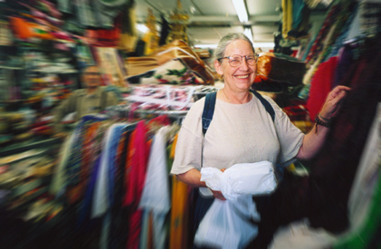 Cecilie_in_sari_shop